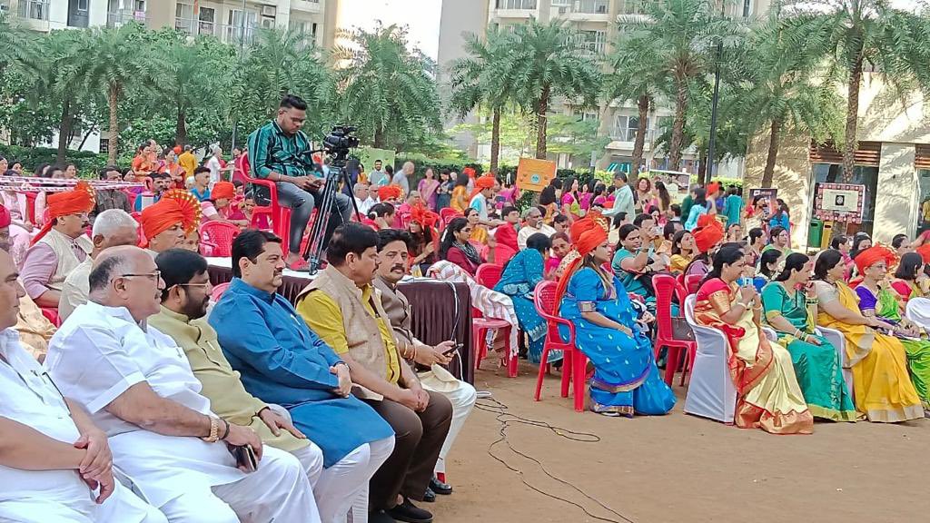 manoj_kotak's tweet photo. उत्सव दीपावलीचा, उत्सव आनंदाचा !!

आज भांडुप येथे "आपण मराठी संस्था रुणवाल ग्रीन्स" तर्फे आयोजित "दिवाळी पहाट" कार्यक्रमामध्ये सहभागी झालो आणि मराठीतील दिग्गज कलाकारांच्या सुमधुर संगीताचा व इतर सांस्कृतिक कार्यक्रमाचा आनंद घेतला व जल्लोषात दिवाळी साजरी केली. 
#HappyDiwali_2022 https://t.co/ZW1sDsRCMv