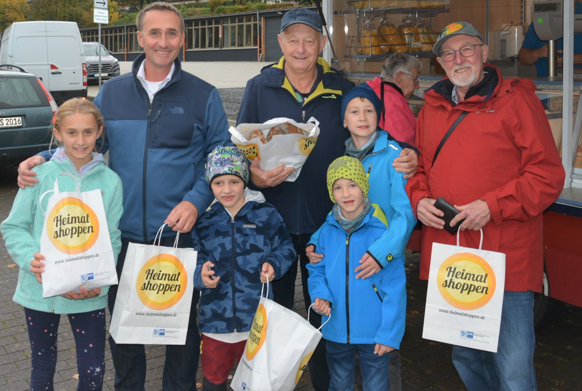 IHKGiFb's tweet photo. Am Freitag, den 21. Oktober fand in Groß-Felda der Bauernmarkt mit vollem Erfolg statt. Über 350 Heimat shopper kauften 🍎 Obst, Gemüse 🥔 und viele andere Lebensmittel aus der Region ein.
#ihkgiessenfriedberg #vogelsberg #heimatshoppen #feldatal #tagderregion #regional https://t.co/R1OTfmjhRO
