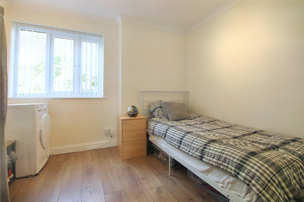 🏡 FOR SALE - A well presented two double bedroom first floor flat in #Hengrove

✔️ Open plan living room with Juliette balcony
✔️ Separate kitchen
✔️ Modern bathroom
✔️ Communal gardens
✔️ Allocated parking
✔️ £205,000

See more and book a viewing ➡️ cjhole.co.uk/property/for-s…