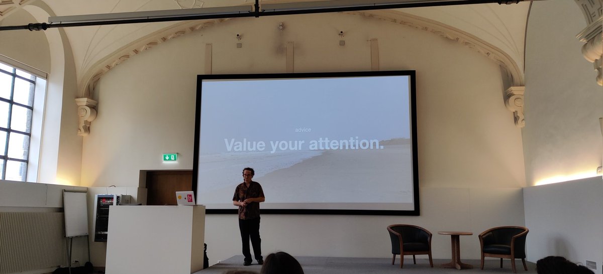 De leukste week van het jaar is weer gestart: de Media-innovatieweek van <a href="/UGentComWet/">UGent ComWet</a> 

First on stage: @FredoDeSmet met een pleidooi om niet zo veel mogelijk content te maken, maar meer waardevolle content.

Wat is er echt belangrijk om onze aandacht te vragen? 

#Miw22