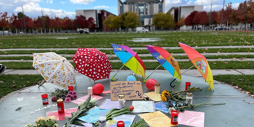 #SprachkitasRetten: Auch die 46 @Sprachkitas von <a href="/KGaertenCity/">Kindergärten City</a> waren beim bundesweiten Aktionstag dabei und forderten mit (Er-) Mahnwachen vor Bundeskanzleramt und Brandenburger Tor den Erhalt des Programms. Mehr zu den Hintergründen gibt's hier: bit.ly/3D1uXfV