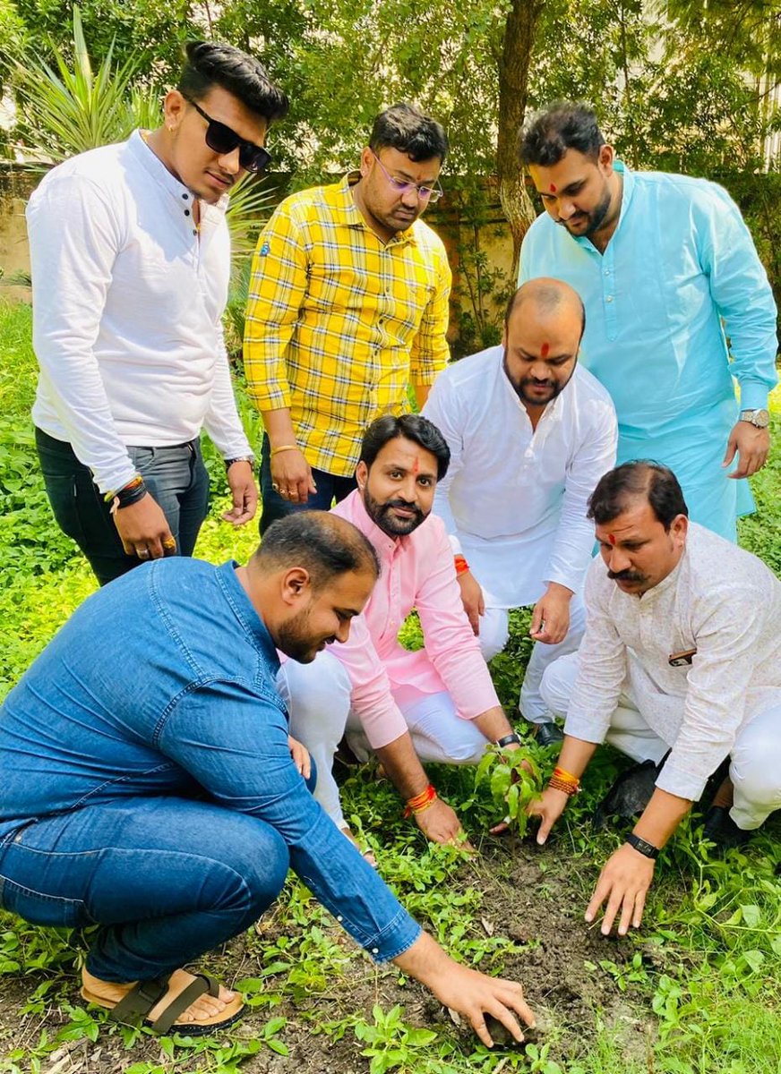Harsh_Sanatani's tweet photo. @BJP4MP के यशस्वी प्रदेशाध्यक्ष आदरणीय श्री @vdsharmabjp जी भाईसाहब के जन्मदिन के अवसर पर आज @MPBJYMउज्जैन के कार्यकर्ताओं के साथ पौधारोपण कर पर्यावरण के संरक्षण एवं संवर्धन का संकल्प लिया एवं उद्यान के सफाईकर्मी को मिठाई वितरण किया।

बाबा महाकाल का आशीर्वाद आप पर बना रहे भाईसाहब https://t.co/TO2I3PEDbL