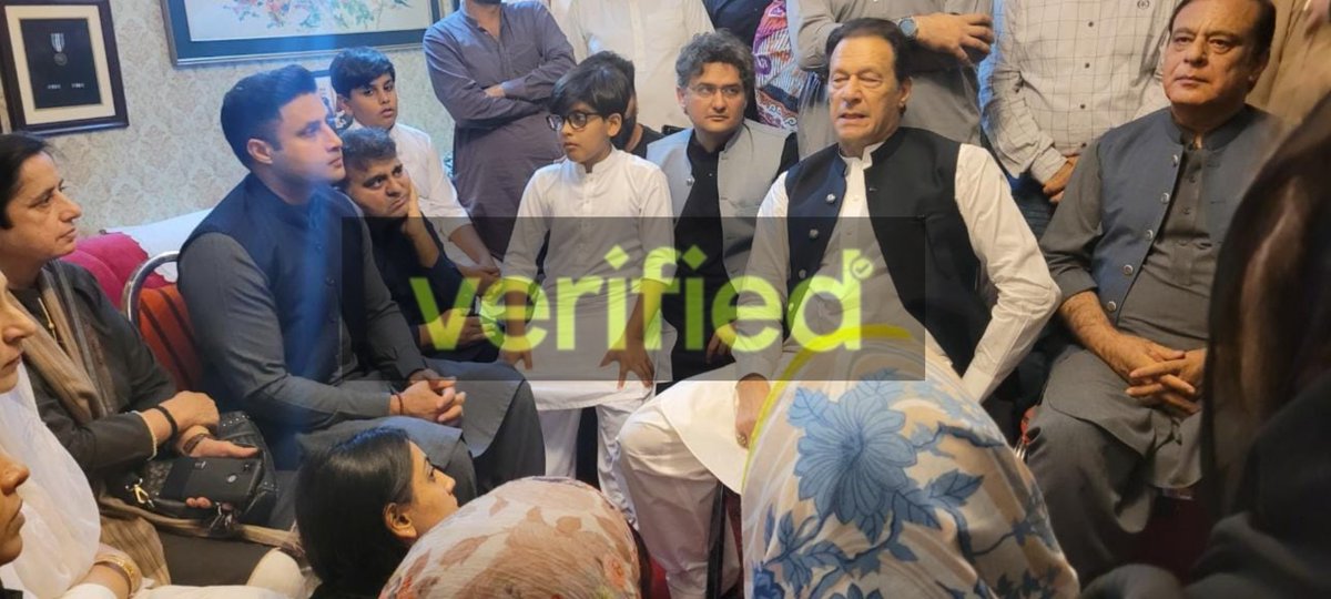 TVLonX's tweet photo. چئیرمین پی ٹی آئی عمران خان کی صحافی ارشد شریف کے گھر آمد

عمران خان گواہ رہنا میرے بچے اس ملک کے لیے قربان ہو گئے، ارشد شریف کی والدہ کی عمران خان سے گفتگو

ماں جی آپ سے وعدہ کرتا ہوں آپ کے بچوں کی قربانی رائیگاں نہیں جائے گی، عمران خان https://t.co/4nlQeqSQRa