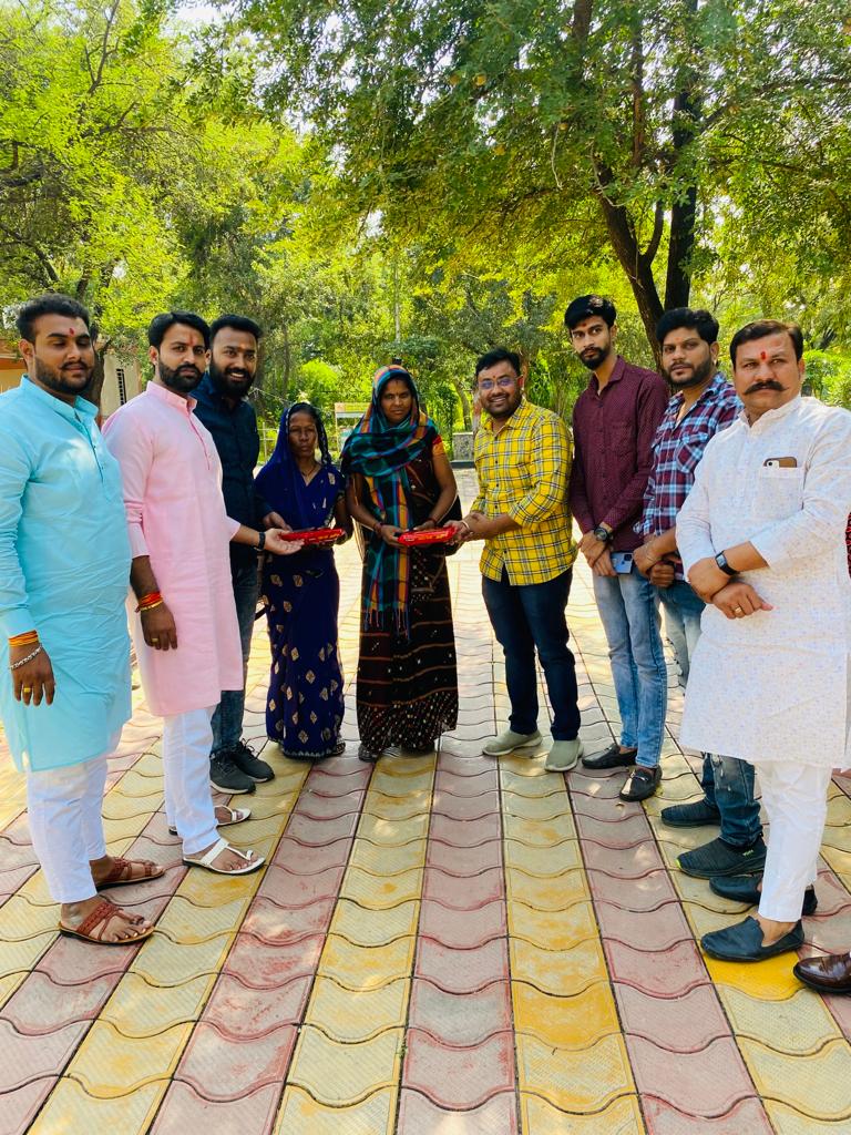 Harsh_Sanatani's tweet photo. @BJP4MP के यशस्वी प्रदेशाध्यक्ष आदरणीय श्री @vdsharmabjp जी भाईसाहब के जन्मदिन के अवसर पर आज @MPBJYMउज्जैन के कार्यकर्ताओं के साथ पौधारोपण कर पर्यावरण के संरक्षण एवं संवर्धन का संकल्प लिया एवं उद्यान के सफाईकर्मी को मिठाई वितरण किया।

बाबा महाकाल का आशीर्वाद आप पर बना रहे भाईसाहब https://t.co/TO2I3PEDbL