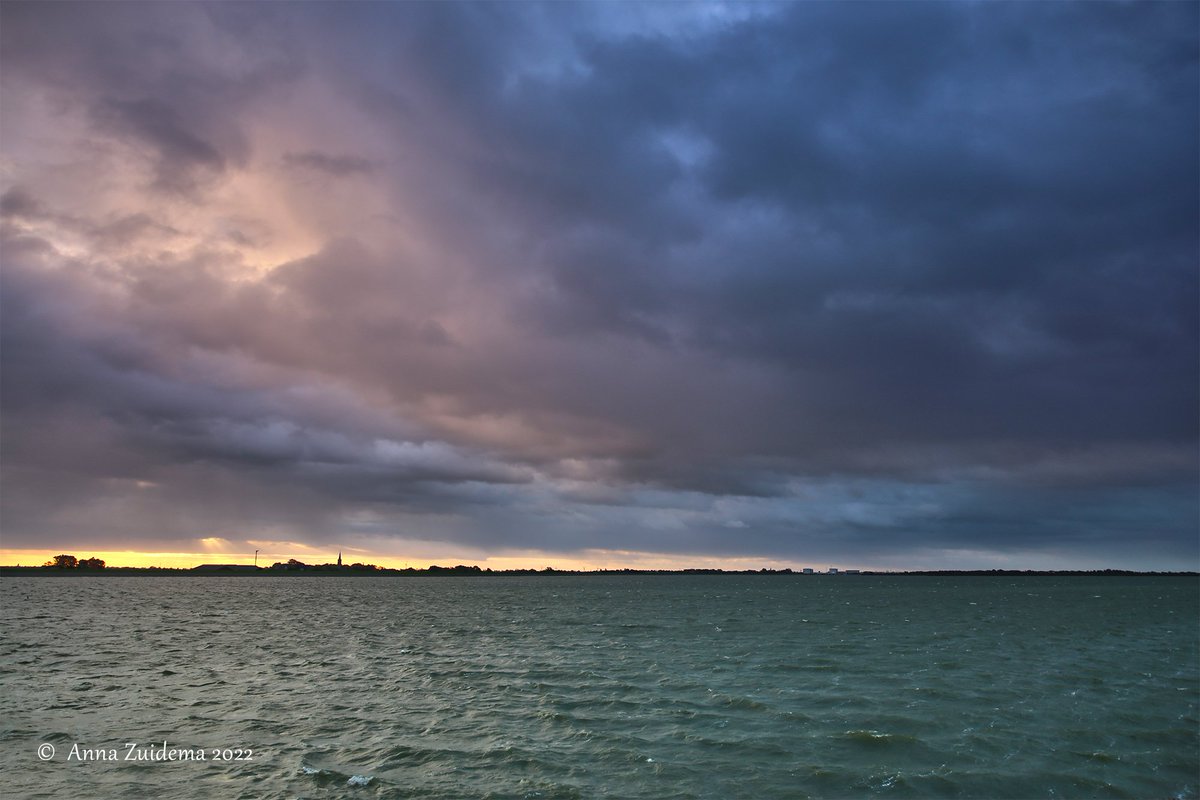 AnnaZuidema's tweet photo. Mooie Luchten zonsopkomst! #pingjum #Cornwerd #ijsselmeer @BuienRadarNL @Talpaweer #weerfotografie #wadden @Weerplaza @NOS #friesland #fryslân @OmropFryslan @lc_nl #Wolken #cliuds #zon #sun #sunrise #colors #tegenzonnestralen #anticrepuscularrays @CloudAppSoc #herfst #autumn https://t.co/Z0faeojZY9