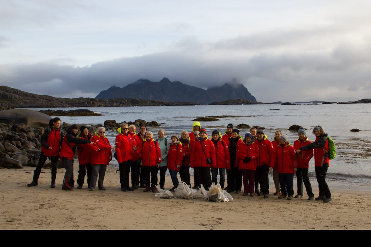 ORCA_web's tweet photo. Guests & Ocean Conservationist Marjolein on board @HurtigrutenEXP #MSOttoSverdrup participated in a beach clean-up last week. Trash poses a danger to all marine wildlife & beach cleans are a good way to do something beneficial for nature. Thank you all! https://t.co/CzzaXbTPwu