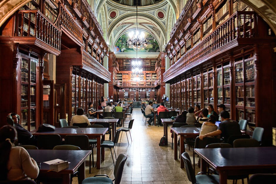 RAEinforma's tweet photo. Hoy 24 de octubre se conmemora el Día Internacional de las Bibliotecas. Para celebrarlo, le recomendamos la consulta del artículo sobre «biblioteca» que recoge en su edición en línea el «Diccionario panhispánico del español jurídico»: https://t.co/mwMpjX4BhE. https://t.co/lR8vSDGqoH