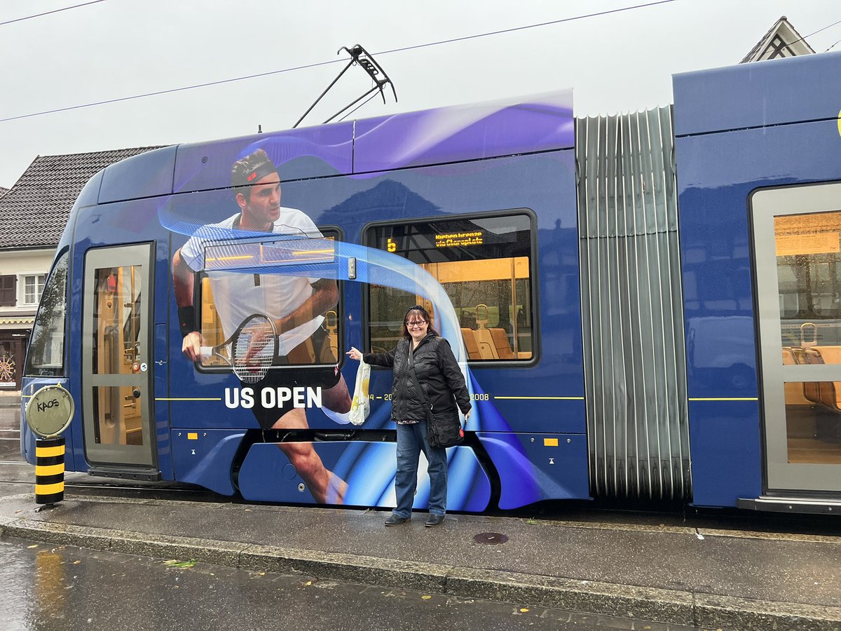 Lodema57's tweet photo. Crazy RFfans in Basel 🇨🇭💖#FedererExpressTram 😍😍 https://t.co/VwjgY44Iux