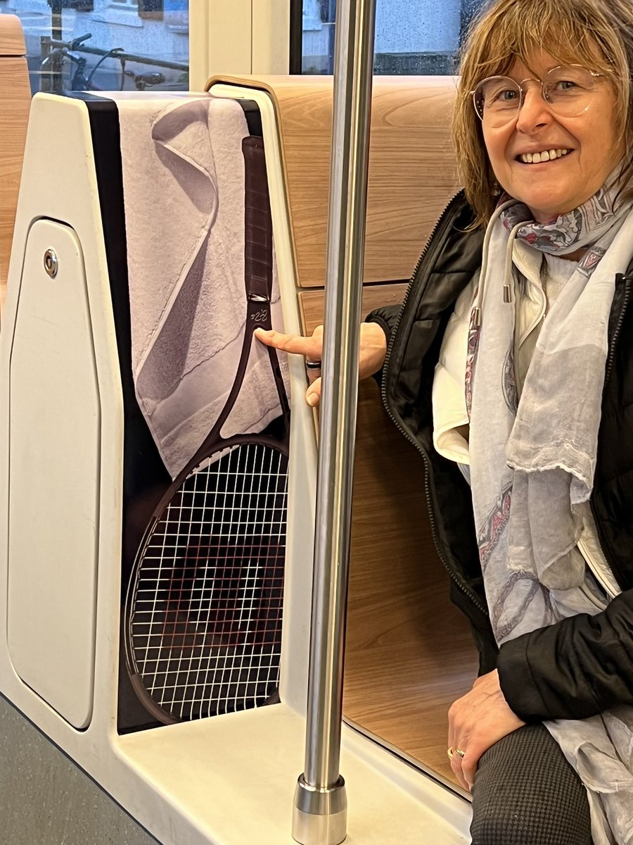 Lodema57's tweet photo. Crazy RFfans in Basel 🇨🇭💖#FedererExpressTram 😍😍 https://t.co/VwjgY44Iux