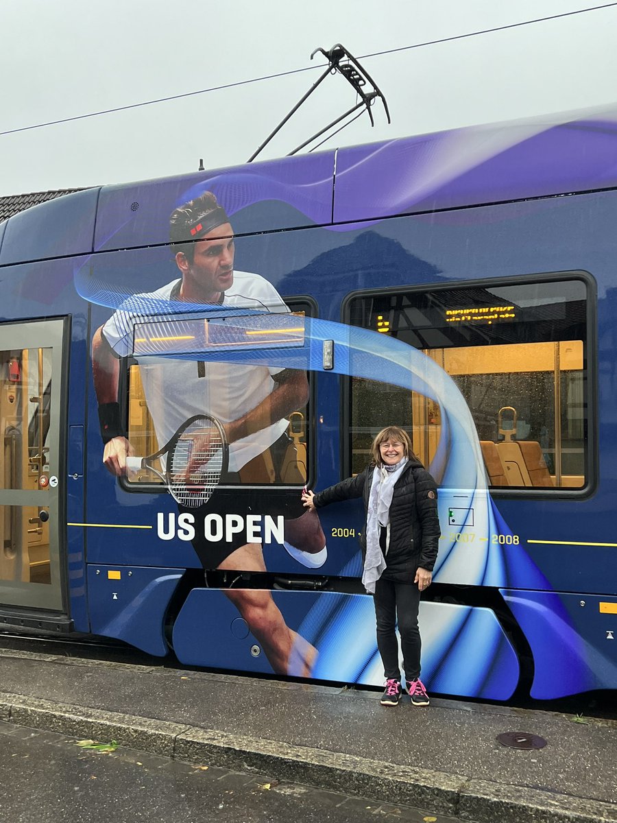 Lodema57's tweet photo. Crazy RFfans in Basel 🇨🇭💖#FedererExpressTram 😍😍 https://t.co/VwjgY44Iux