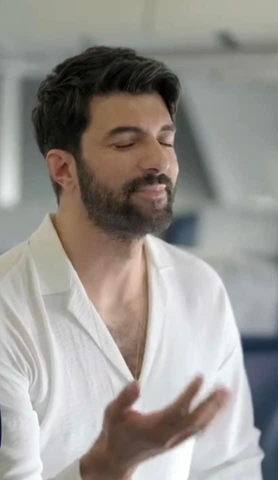 Engin_France's tweet photo. Annabel de notre groupe dit qu'il dégage de la joie et de la sérénité .. Quel  bonheur immense de voir son sourire,  son visage , sa gestuelle.. il nous manquait énormément..
🤗♥️🤗
#EnginAkyürek https://t.co/ZVGCKUqU6X