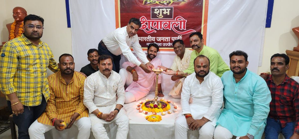 amay_apte's tweet photo. दीपावली महापर्व पर उज्जैन भाजपा कार्यालय पर उपस्थित होकर पूजन मे भाग लिया एवं सभी वरिष्ठ नेतृत्व को दीपावली की मंगलकामनाएँ प्रदान की। https://t.co/HKsmtWMfov