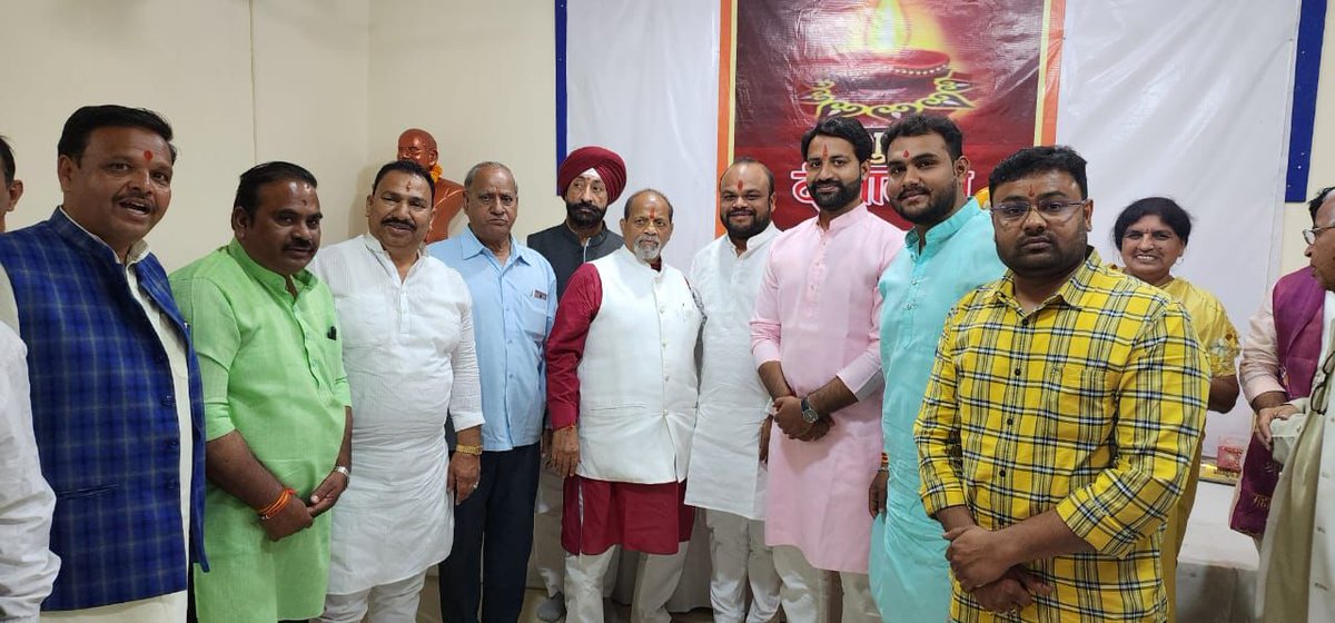 amay_apte's tweet photo. दीपावली महापर्व पर उज्जैन भाजपा कार्यालय पर उपस्थित होकर पूजन मे भाग लिया एवं सभी वरिष्ठ नेतृत्व को दीपावली की मंगलकामनाएँ प्रदान की। https://t.co/HKsmtWMfov