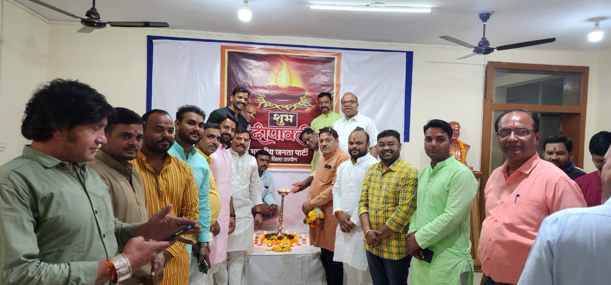 amay_apte's tweet photo. दीपावली महापर्व पर उज्जैन भाजपा कार्यालय पर उपस्थित होकर पूजन मे भाग लिया एवं सभी वरिष्ठ नेतृत्व को दीपावली की मंगलकामनाएँ प्रदान की। https://t.co/HKsmtWMfov