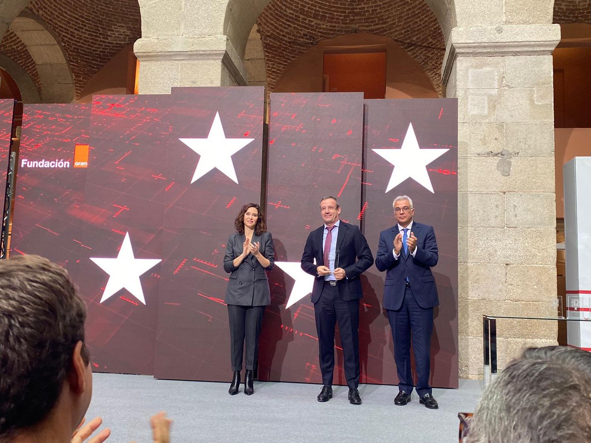 fundacionorange's tweet photo. 🏆 Recibimos el premio de 'Mejor iniciativa o proyecto de digitalización desarrollado en el ámbito social' en la 'I Edición #PremiosDigitalización 2022' de la mano de @IdiazAyuso, presidenta de @ComunidadMadrid 

👥 Recoge el premio @fallacher, CEO Orange España 
@Orange_Es https://t.co/QMz2dk4IV9
