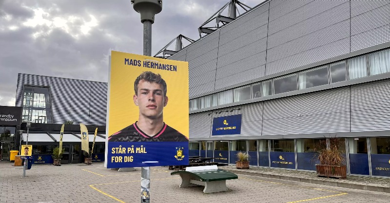 BrondbyIF's tweet photo. Du har nok set dem hænge i lygtepæle rundt omkring Brøndby Stadion i det seneste stykke tid😎

Nu kan du downloade dem til eksempelvis udprint.

#Brøndby