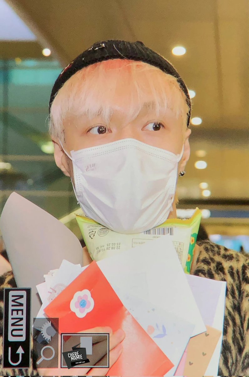 kim_ninibear94's tweet photo. YIXING,WELCOME TO KOREA LAY GE 😭♥️
#WelcomebackLay
@layzhang @weareoneEXO https://t.co/ix2ioilldy