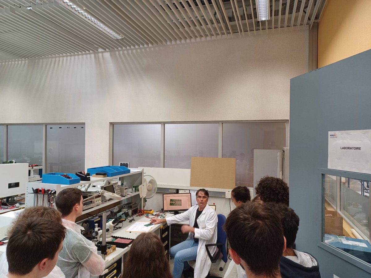 IUTunivpoitiers's tweet photo. [Visites d'entreprises]
Les étudiants de #MesuresPhysiques à Châtellerault ont découvert les entreprises @easyLi_info (fabrication de batteries) et #𝗩𝗠𝗛𝗘́𝗻𝗲𝗿𝗴𝗶𝗲𝘀 (fabrication de panneaux photovoltaïques) dans le cadre du parcours Mesures et Analyses Environnementales. https://t.co/cyOEt1S2vF