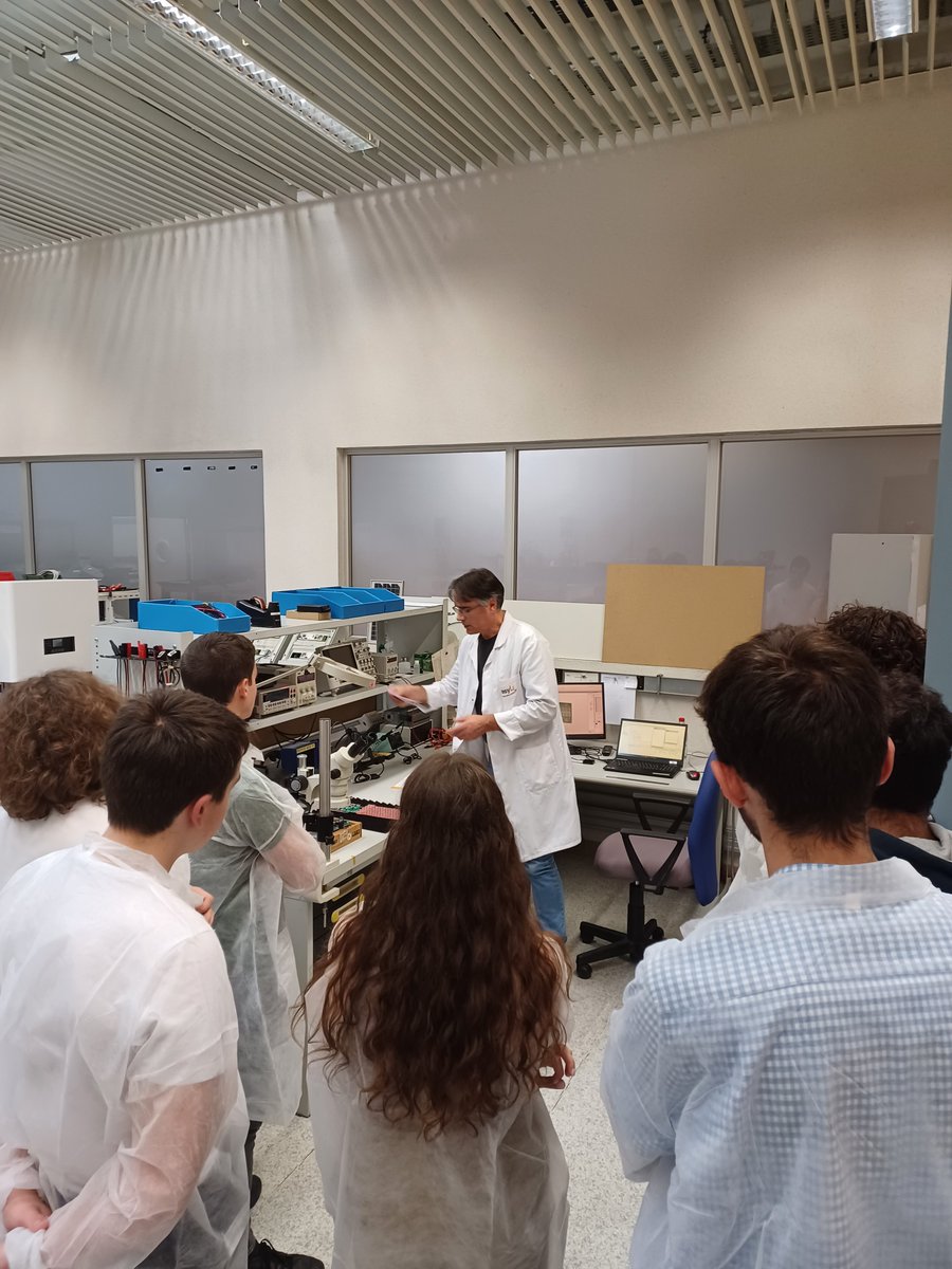 IUTunivpoitiers's tweet photo. [Visites d'entreprises]
Les étudiants de #MesuresPhysiques à Châtellerault ont découvert les entreprises @easyLi_info (fabrication de batteries) et #𝗩𝗠𝗛𝗘́𝗻𝗲𝗿𝗴𝗶𝗲𝘀 (fabrication de panneaux photovoltaïques) dans le cadre du parcours Mesures et Analyses Environnementales. https://t.co/cyOEt1S2vF