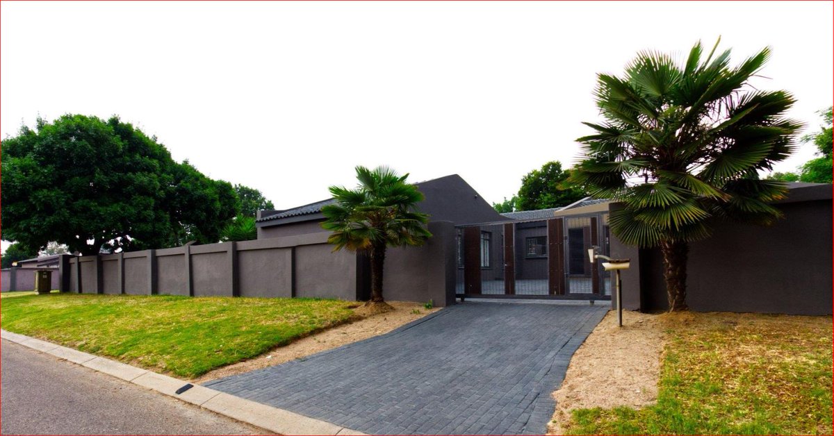 Spacious Freestanding Corner Property 4 bedroom, 3 bath for sale R2 499 000 Vorna Valley, Midrand. Open plan living, 3 garages, lots of yard space with room for expansion, helpers living quarters X2, braai area &amp; recently renovated &amp; in good condition. Contact Bobby 082 574 1846