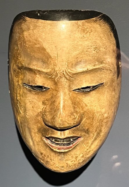 Le parcours les "Arts du Tout-Monde" du <a href="/mbamtl/">MBAM</a> de Montréal <a href="/MTL_Ville/">Ville de Montréal</a>  est superbe. Plusieurs masques de la collection sont commentés dans notre livre "Le monde des masques". Merci aux libraires du musée pour cette sélection 🙏 <a href="/EditionsPalette/">Éditions Palette</a> #LPaixRusterholtz