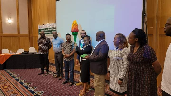 salemmayenan's tweet photo. Today at the opening session of #CCDAX we handed over the #ClimateJusticeTorch to the United Nations Economic Commission for Africa (ECA).
@PACJA1 @africa_french
@mithika_mwenda @Philkilonzo @sylviawachira #JustTransition #EnergyAccess #ClimateJustice #ClimateAction #CJT @COP27P https://t.co/UWrud3DFsg