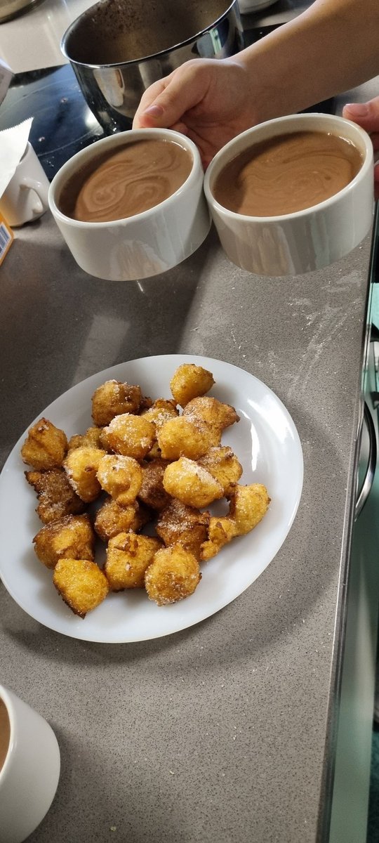 LpProjets's tweet photo. Préparation de buñuelos de viento y chocolate pour el #DiaDeMuertos avec les 2ndes et petit-déjeuner espagnol pour les 1ères en #sectioneuropéenne espagnol.
!Buen provecho!
@LyceePardailhan https://t.co/ybD65PuC8x