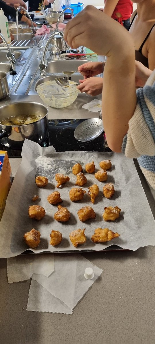 LpProjets's tweet photo. Préparation de buñuelos de viento y chocolate pour el #DiaDeMuertos avec les 2ndes et petit-déjeuner espagnol pour les 1ères en #sectioneuropéenne espagnol.
!Buen provecho!
@LyceePardailhan https://t.co/ybD65PuC8x