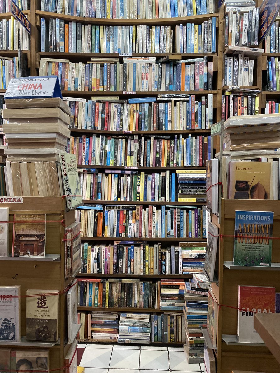 TheAnness's tweet photo. Shaman Book Shop ถ.คชสาร ประตูท่าแพ — ร้านหนังสือ eng มือสอง โดดเด่นมองเห็นไกลด้วยสีฟ้าสดใส มีน้องแมวขาวคอยต้อนรับ สภาพและหนังสือในร้านอาจเก่าๆ หน่อย แต่ก็มีจำนวนเล่มไม่น้อยและหลากหลายอยู่เหมือนกัน เข้าไปเจอคอลเลกชั่นของคาฟคาตั้งหลายเล่มแน่ะ https://t.co/lbR4LmFYk6