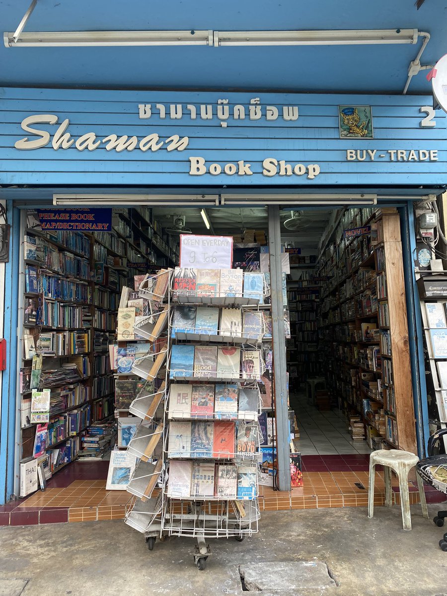 TheAnness's tweet photo. Shaman Book Shop ถ.คชสาร ประตูท่าแพ — ร้านหนังสือ eng มือสอง โดดเด่นมองเห็นไกลด้วยสีฟ้าสดใส มีน้องแมวขาวคอยต้อนรับ สภาพและหนังสือในร้านอาจเก่าๆ หน่อย แต่ก็มีจำนวนเล่มไม่น้อยและหลากหลายอยู่เหมือนกัน เข้าไปเจอคอลเลกชั่นของคาฟคาตั้งหลายเล่มแน่ะ https://t.co/lbR4LmFYk6