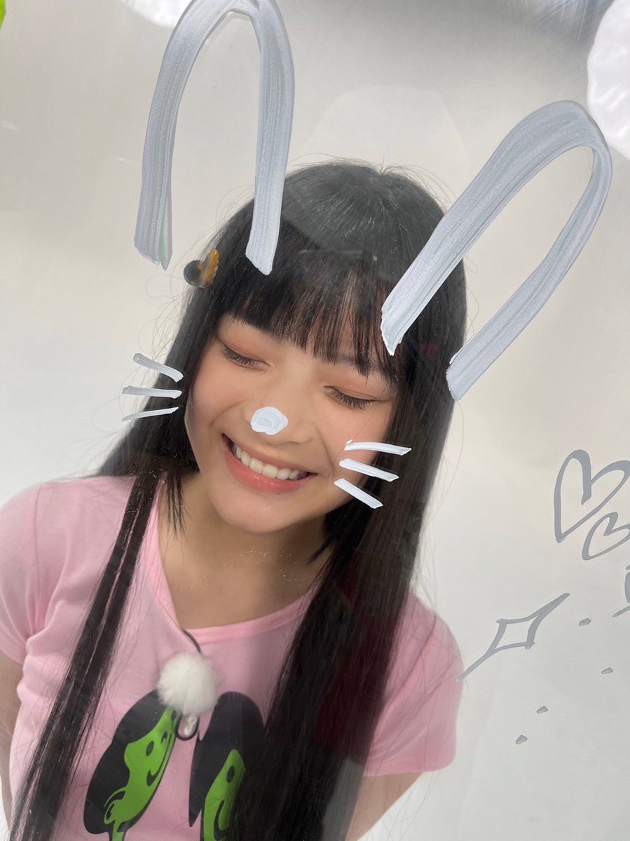 picsnewjeans's tweet photo. 🐰📞 https://t.co/HwgrVPLwj5