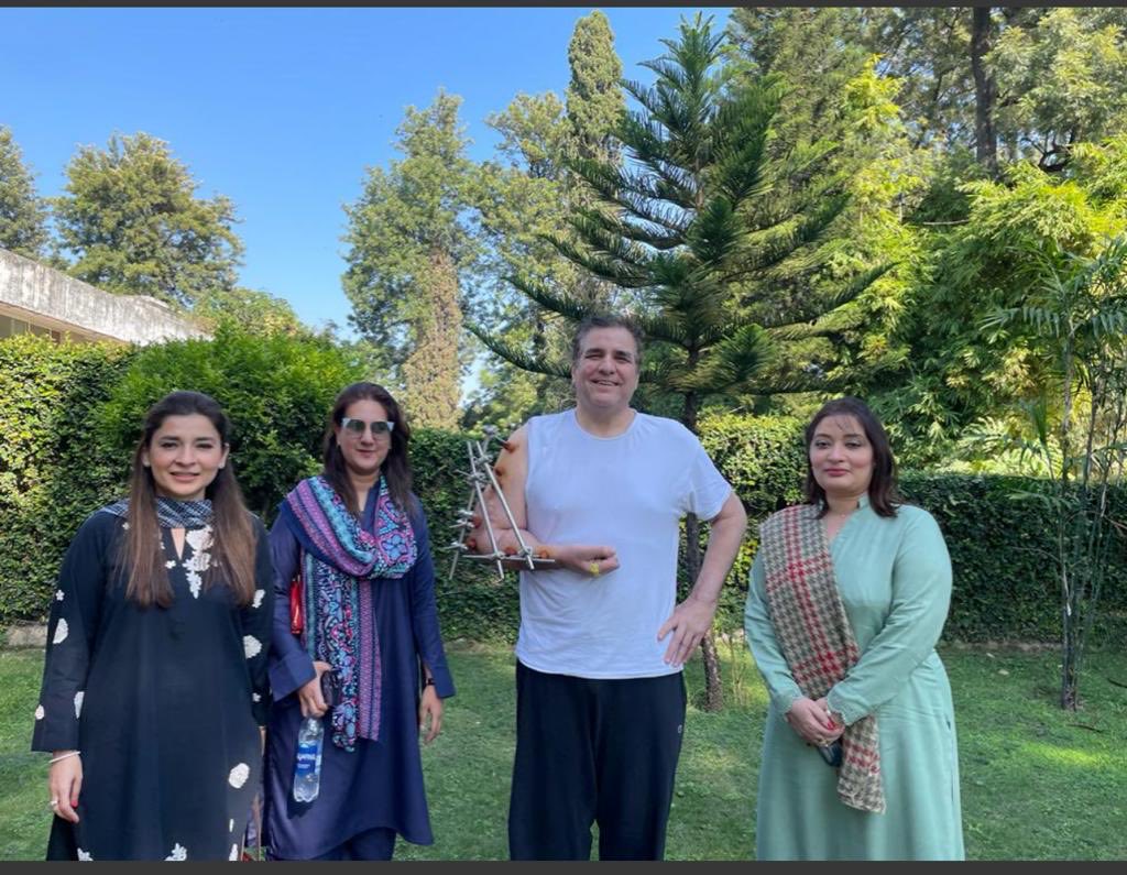 PMLN women politicians visit ⁦@DaniyalNA116⁩ ⁦@AyeshaRaza13⁩ ⁦@MNARomina⁩ - Laila Khan