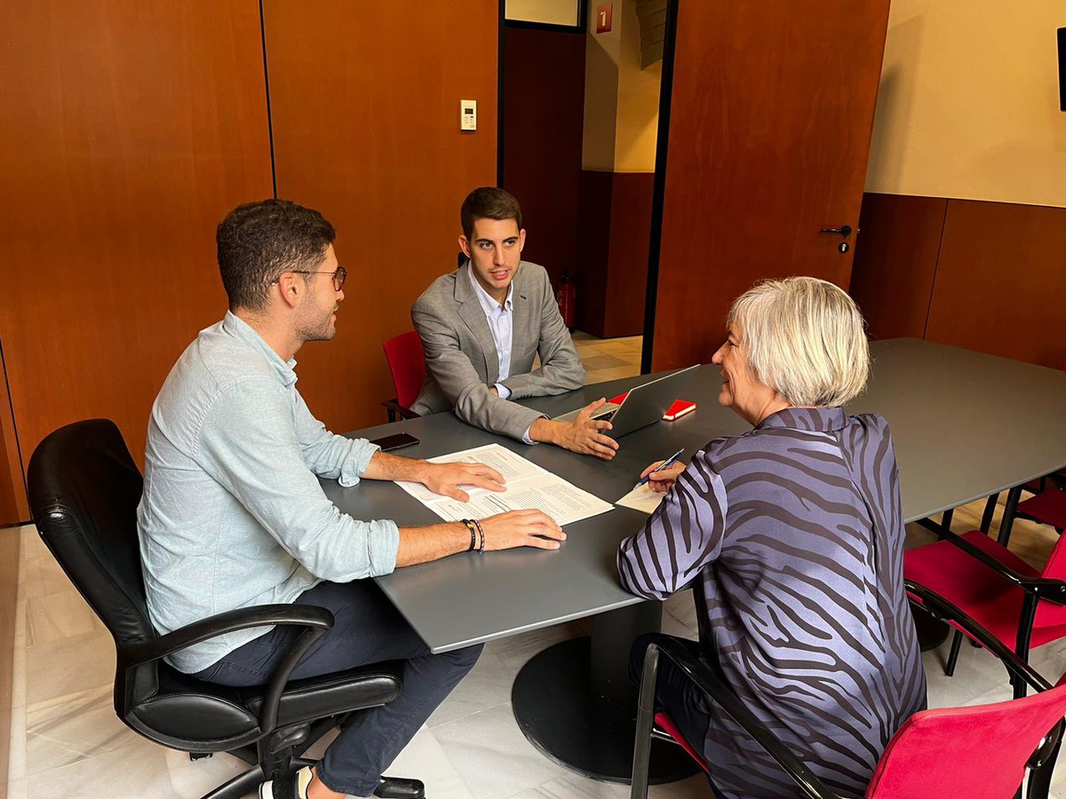 jsccatalunya's tweet photo. 🏡🔑 El Secretari de Política Fiscal, Habitatge i Emancipació, @Victor_SoriaC, entrega propostes joves d’habitatge i emancipació al Govern Alternatiu de Catalunya.

Els i les joves mereixen poder emancipar-se i fer-ho dignament. https://t.co/QiRghij0MQ