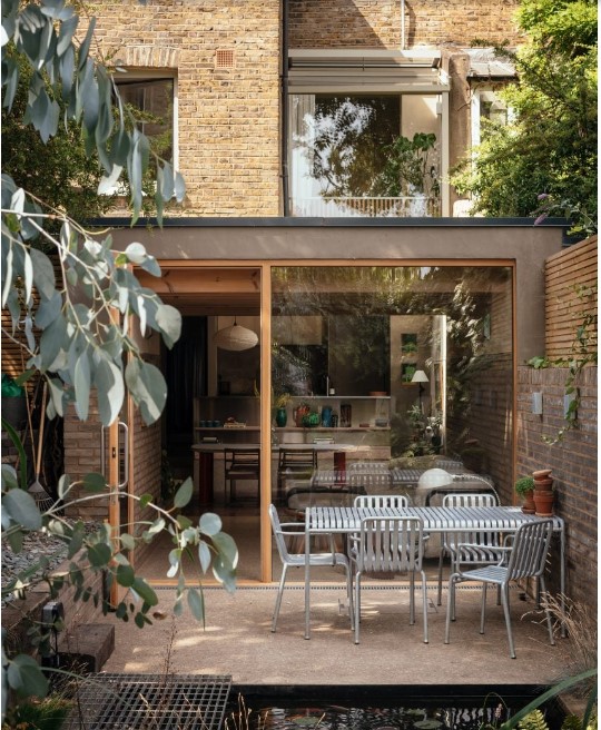 #MykonLoves❤️// Nimtim Architects extends London home to create "sanctuary" overlooking walled garden.

Click to learn more: shorturl.at/nBCDV

#Dezeen #Mykon #garden #London