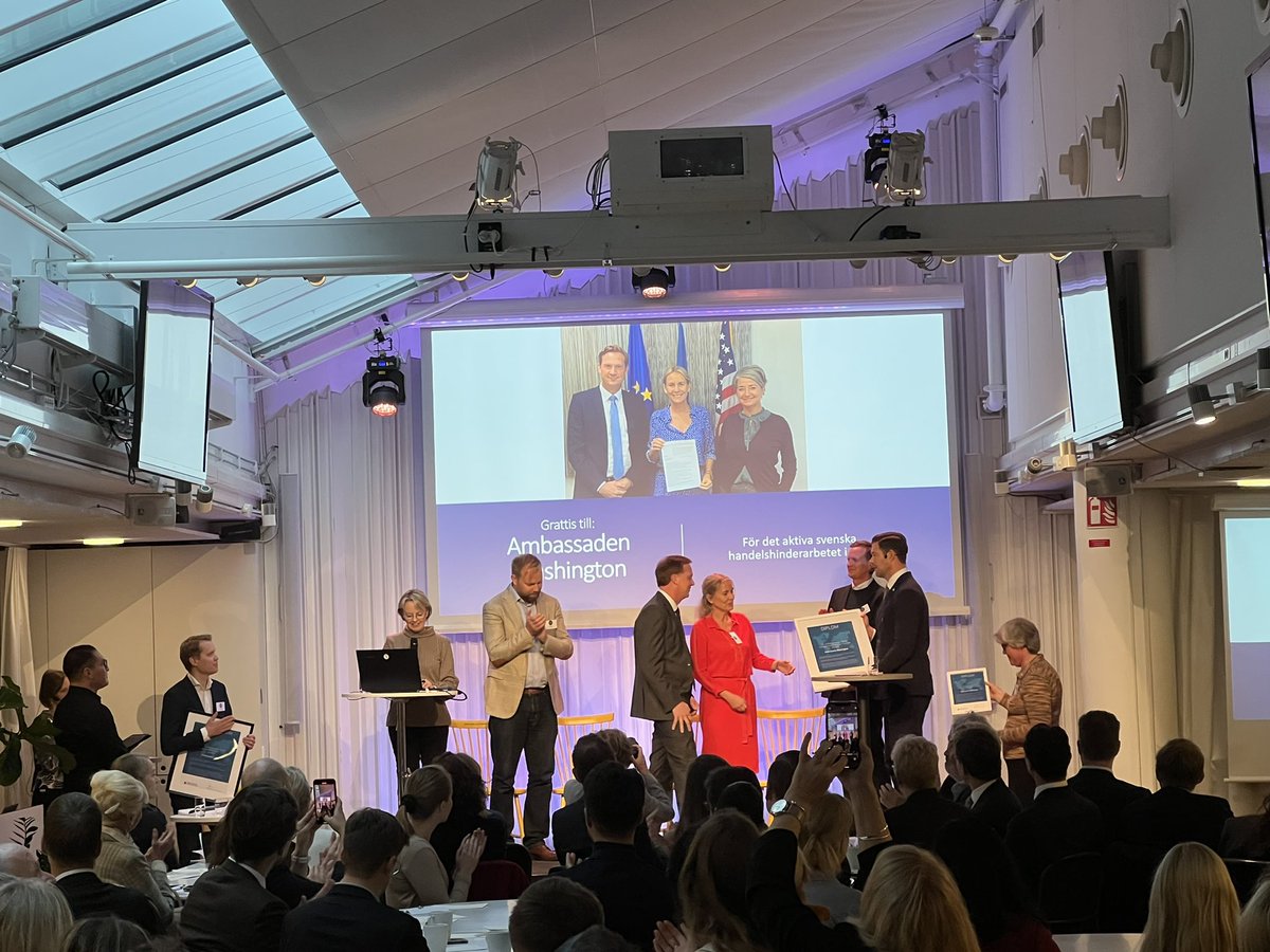 Jonas Kasteng (@jonaskasteng) on Twitter photo Sveriges bistånds- och utrikeshandelsminister <a href="/JohanForssell/">Johan Forssell</a> delade ut <a href="/setradepolicy/">Swedish Trade Policy</a> pris för arbete mot handelshinder till <a href="/SwedeninUSA/">Urban Ahlin, Ambassador of Sweden to USA</a>. Hederspriset gick till <a href="/SwedeninUA/">Sweden in Ukraine</a>.
Den nya regeringen kommer att integrera handel, bistånd och främjande för att uppnå positiva synergier. Sveriges bistånds- och utrikeshandelsminister <a href="/JohanForssell/">Johan Forssell</a> delade ut <a href="/setradepolicy/">Swedish Trade Policy</a> pris för arbete mot handelshinder till <a href="/SwedeninUSA/">Urban Ahlin, Ambassador of Sweden to USA</a>. Hederspriset gick till <a href="/SwedeninUA/">Sweden in Ukraine</a>.
Den nya regeringen kommer att integrera handel, bistånd och främjande för att uppnå positiva synergier.