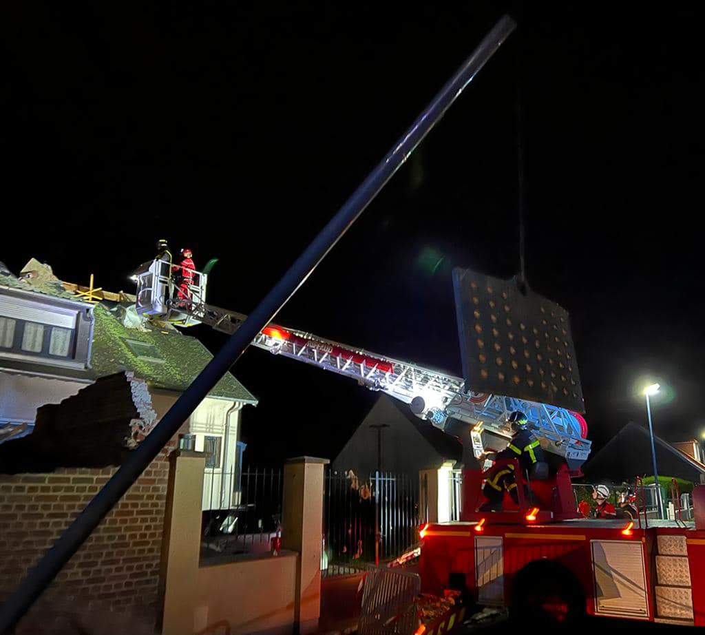 SecCivileFrance's tweet photo. ⛈️🧑‍🚒 Opérations de déblaiement, bâchage de toitures, secours à victime... Les interventions se poursuivent pour les sapeurs-pompiers mobilisés depuis hier pour faire face aux dégâts causés par les intempéries.
👉 Hier, près de 500 interventions ont été réalisées. https://t.co/NUBiI8r3Jr