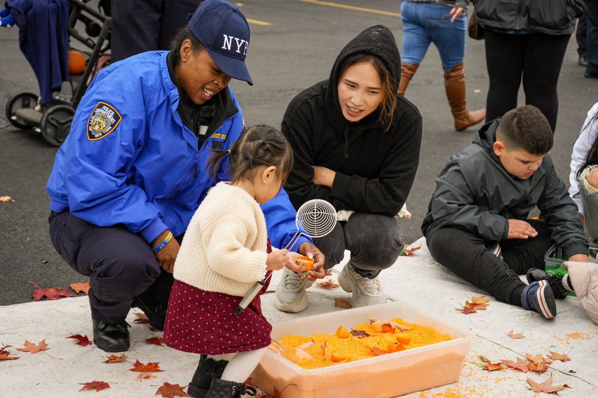 Yesterday, our Community Outreach Division partnered with Therakidz Playhouse on @NYPDstatenIslnd & @nycpolicefdtn to bring a sensory friendly pumpkin patch for children with disabilities. Thank you to those who participated & enjoyed the festivities despite the weather!