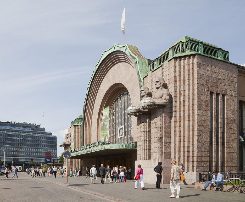 Helsinki Central Station, built by Eliel Saarinen in 1919, proposing a new National Finnish style based on Art Nouveaux principles. https://t.co/FQCGuqOl6A