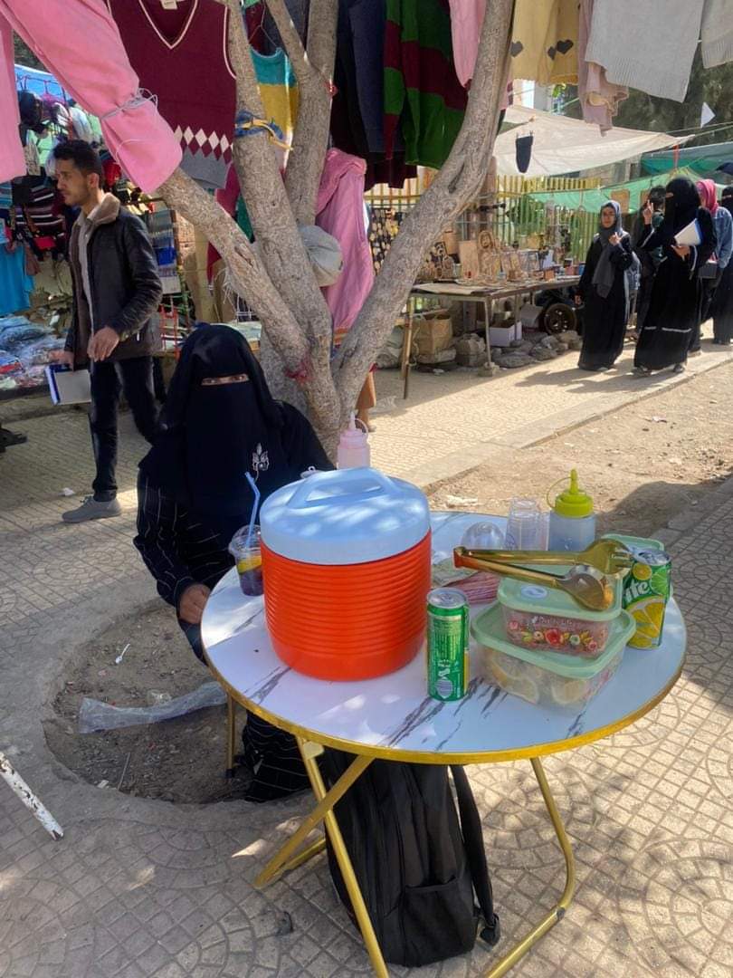 YEMEN_BT's tweet photo. هذه المرأة اسمها ام عبدالرحمن اجبرتها الظروف انها تخرج ت��تغل وتصرف على اولادها وظاهر عليها انها مثقفة ماشاء الله وواعية.

تبيع عصير موهيتو عبارة عن قطع من الفواكة مع مكعبات ثلج وسفن اب قيمة القلص ٣٠٠ريال.

 قالت في هذا الاسبوع بالكاد تدخل قيمة الحاجات الذي تشتريهن

يتبع👇 https://t.co/Mw8XGvPJTP