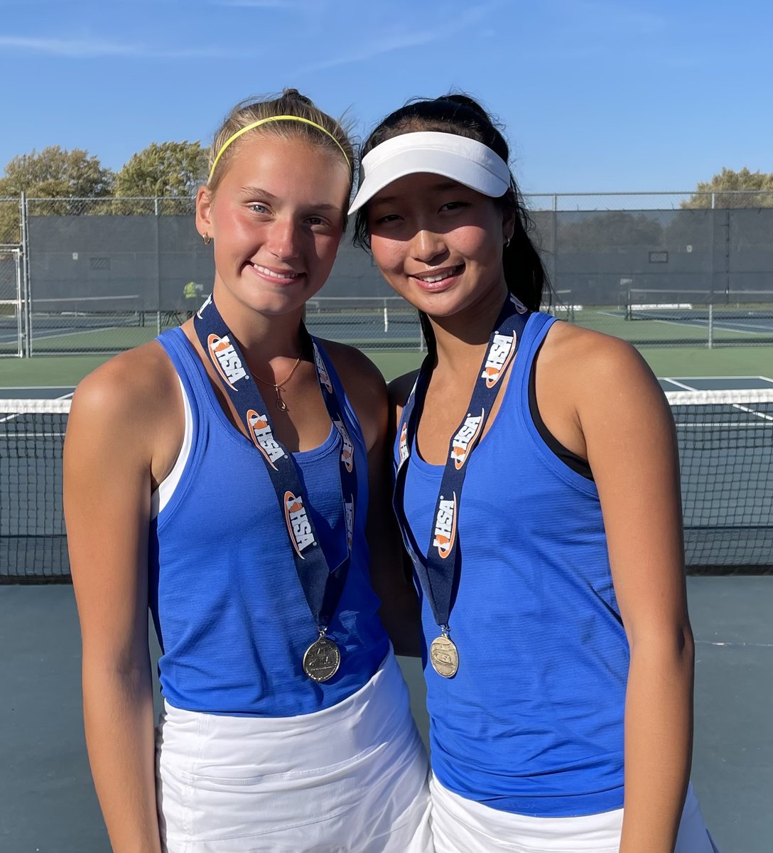 🎾2⃣0⃣2⃣2⃣ @IHSASTATE GIRLS #TENNIS 🏅🏆 🎾 CLASS 2⃣A CHAMPIONS 🎾 🏆 Team: Hinsdale Central 🥇 Singles: Sarah Wang, Stevenson 🥇 Doubles: Isabelle Chong & Lainey Oneil, Lake Forest 📰 Full Results➡️ ihsa.org/Sports-Activit…