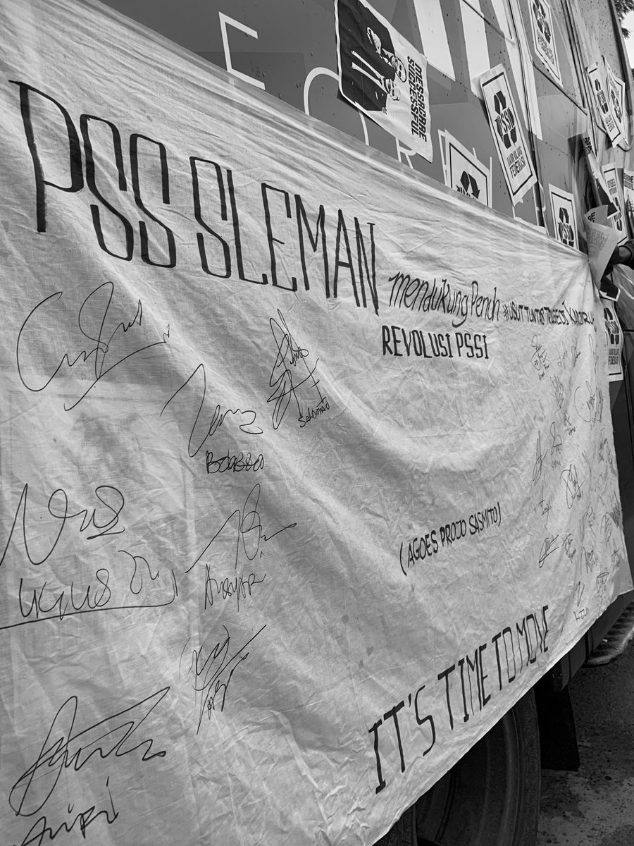 Sore ini bersama komunitas lain melakukan aksi damai, menemui pemain dan staff kepelatihan di lokasi latihan tim PSS. Kami menyampaikan beberapa poin tuntutan dan dorongan untuk tim PSS.