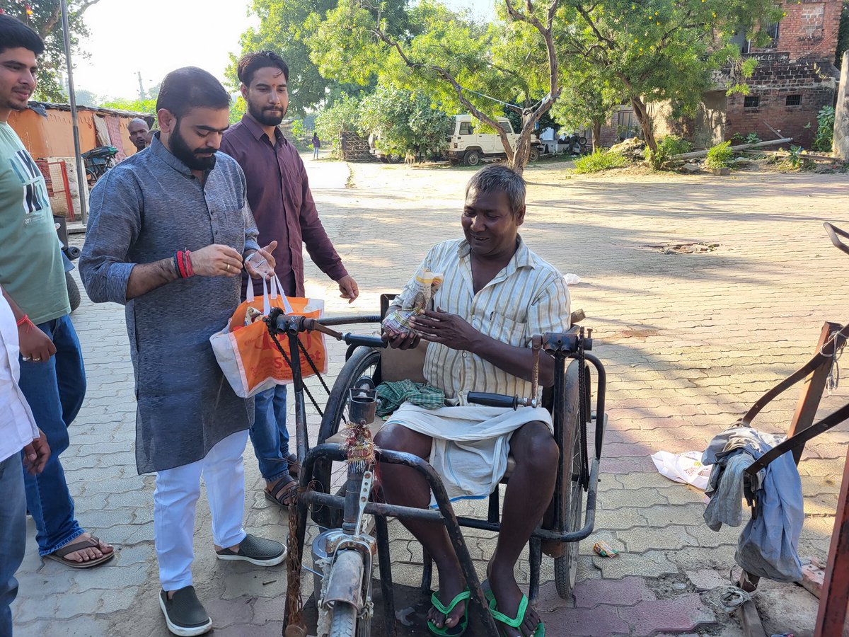 PRABHAt4RSS's tweet photo. शुभ दीपावली 
��ीपावली का #असली_आनंद यही है...
आज नगर क्षेत्र में विभिन्न स्थानों पर भ्रमण कर जरूरतमंदों को दीपावली की शुभकामनाएं प्रेषित कर दीपदान से सम्बंधित कीट उपहार स्वरूप भेंट की।
#प्रभात_अग्निहोत्री
@PMOIndia @GovernorofUp @myogiadityanath @narendramodi @RSSorg @blsanthosh https://t.co/HMEkcVuLb9