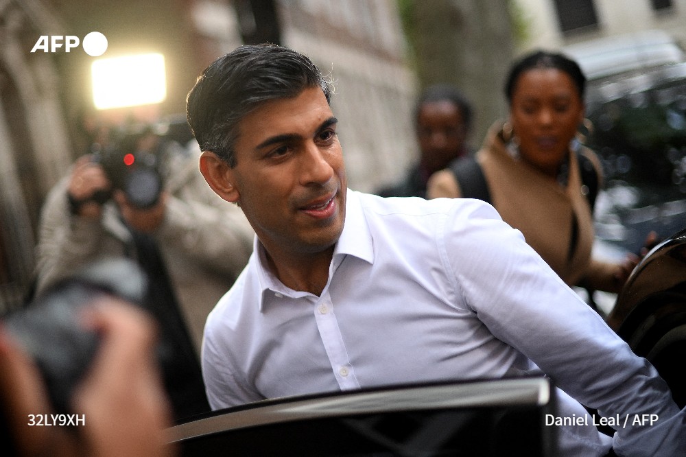0EMTYEMTY's tweet photo. Rishi Sunak will be Britain’s first non-white Prime Minister and at the age of 42 the youngest since Lord Liverpool in 1812...He is also Indian parents-in-law "Infosys Co founder Narayana Murthy and Sudha Murthy "[He is also from Karnataka]. Proud moment for me.. https://t.co/L9kcZkQUZ2