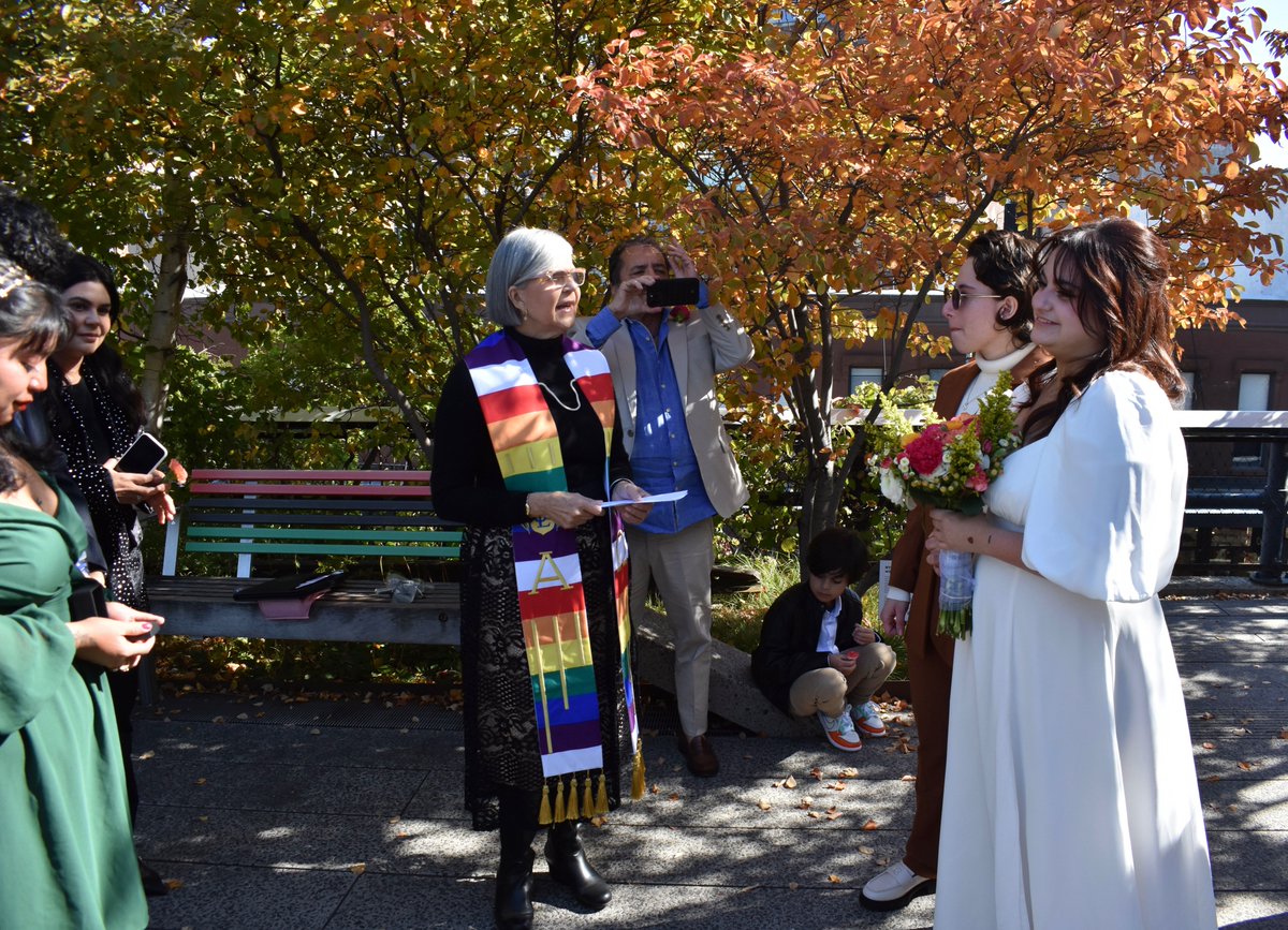 Manuela y Mariana en el #Highlandpark in #Manhattan Al aire libre, rodeados de los colores del otoño y de familiares q les apoyan en su decisión #bodas2022 #love #mariarosariorowan