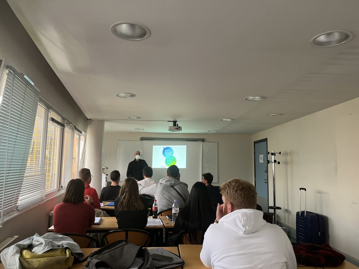 P_Deboudt's tweet photo. Action de sensibilisation par le Directeur de la maison de la médiation de @univ_lille Xavier Mercier-Chauve pour la promotion 22-23 des apprentis de la Licence professionnelle Cartographie topographie et SIG de l’IAUGL #Fasest @univ_lille https://t.co/v7MUyzaPEq