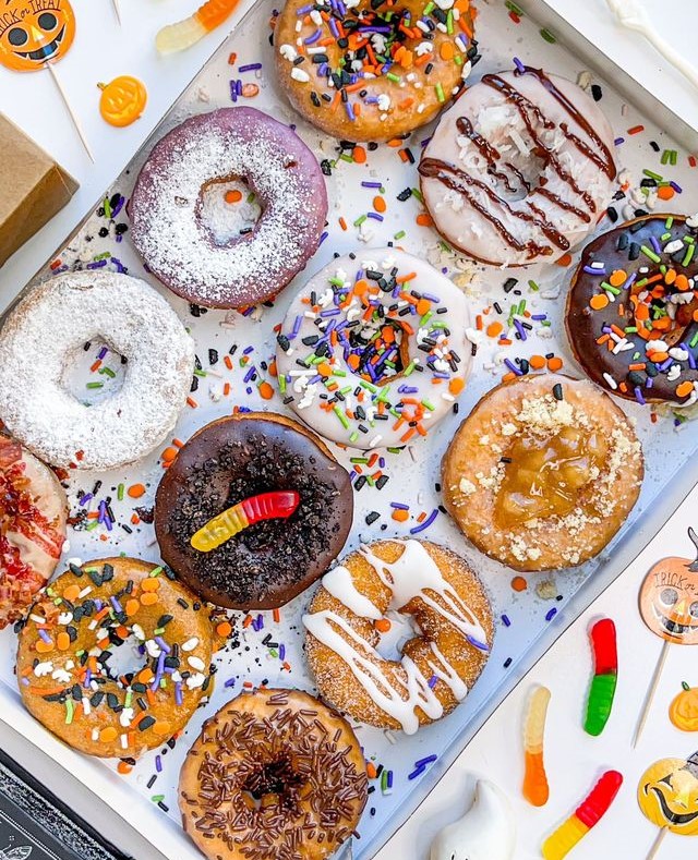 DuckDonuts's tweet photo. Our Spooky Box > Full Size Candy Bars 🦇
.
📷@taystytravels
.
#happyhalloween #trickortreat #trunkortreat #halloween #spooky #spookybox #fall #october #myduckdonuts #nomnom #foodies #eeeeeats #donuts #duckdonuts #madetoorder #donut #favorites #yum #yummy #delicious #food #foodie https://t.co/Zmt8sp9lAy