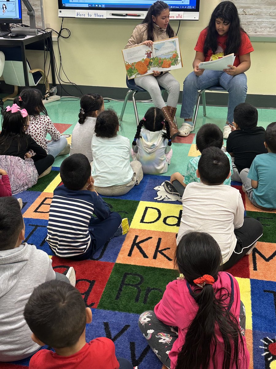 Today we had our bilingual friends from 4th grade came to read to our estudiantes bilingües de Kínder 💗 @gkarlsonjr <a href="/BryanMiltenberg/">Bryan Miltenberg</a> <a href="/RiverheadCSD/">RCSD</a> #aqbteam #onewayduallanguage #soybilingüe #Kindergarten #todosjuntoslogramosmas