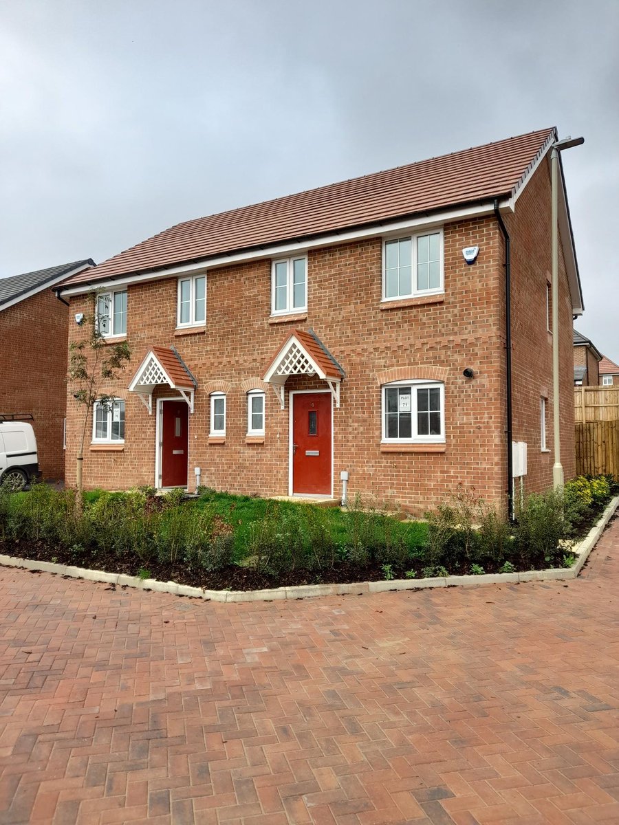 Our development team is delighted to have taken handover of three beautiful new homes for shared ownership at Manor Woods, #Kirkbymoorside in #NorthYorkshire last week. Thanks also to Countryside Properties. We look forward to seeing happy customers move in soon 🔑