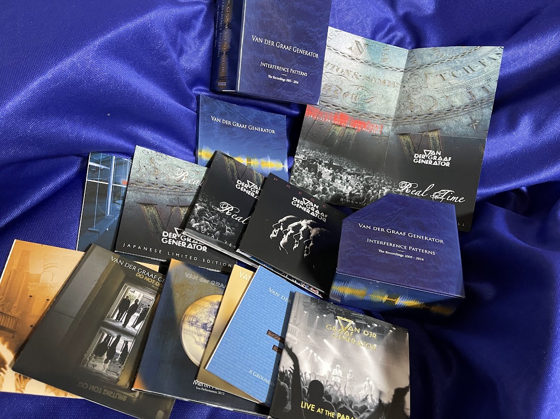 cdkeiko2020's tweet image. finally finished listening to the 13 CDs.
13枚組、やっと聞き終わり。

turn DVD into weekend🙂
DVDは週末にでも。

my Prog-Rock God!
わたしにとってプログレの神！

#InterferencePatterns #VanDerGraafGenerator #VDGG #PeterHammill #EsotericRecordings #CherryRed @NewWaveAndPunk