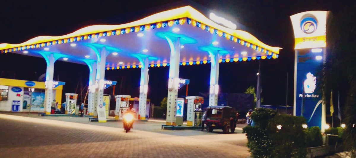 BPCRBhubaneswar's tweet photo. Wishing all our valued patrons abundance of joy this #Diwali .
From the #BPCL team at Pelican Filling Station, #Bhubaneswar Territory 🙏 
#HappyDiwali 
#photooftheday
#powerwithinyou
#PureforSure #BharatPetroleum #BPCLfuelstations #EnergisingLives 
 @BPCLimited @BPCLRetail https://t.co/t0cg9rhuSy